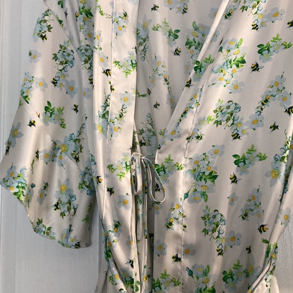 Victoria's Secret White Floral Satin Kimono Robe - Picture 3 of 4